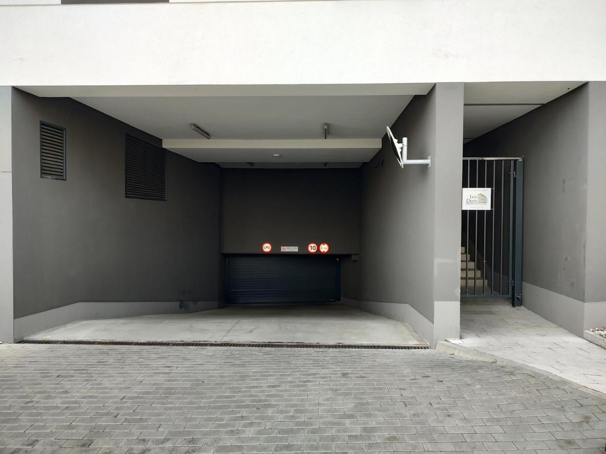 Uroczy Apartament Z Miejscem Na Auto W Garazu Apartment Varşovia Exterior foto